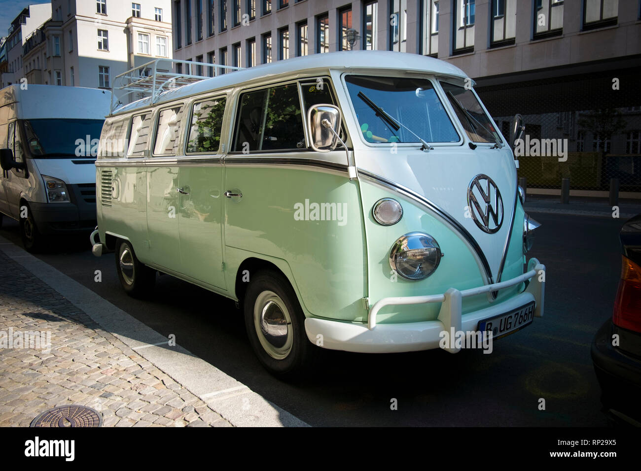Un classico Volkeswagen Minibus parcheggiato sulla strada di Berlino, Germania. Foto Stock