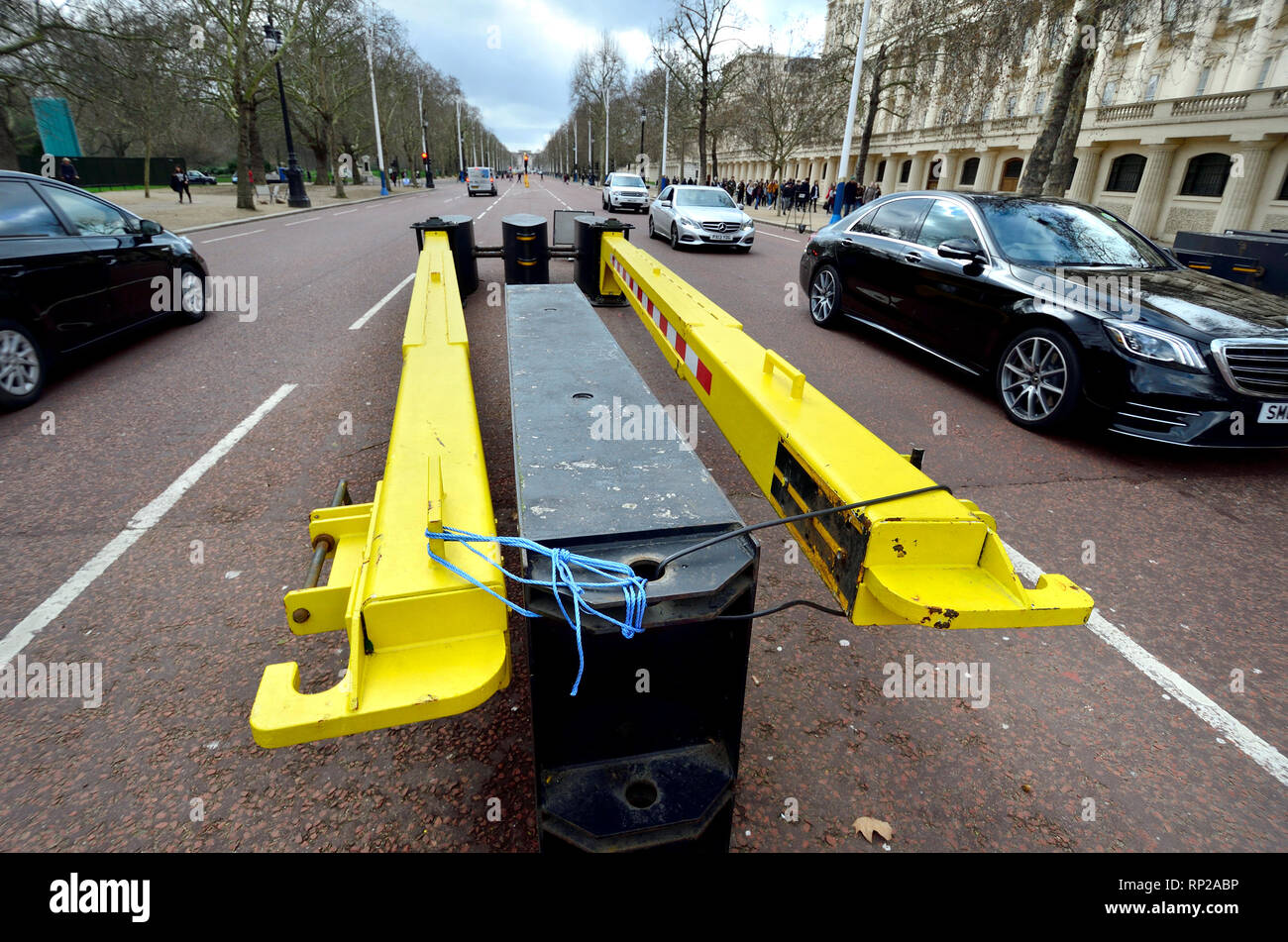 Londra, Inghilterra, Regno Unito. Moveable anti terrorismo barriere all'entrata al Mall, da Trafalgar Square Foto Stock
