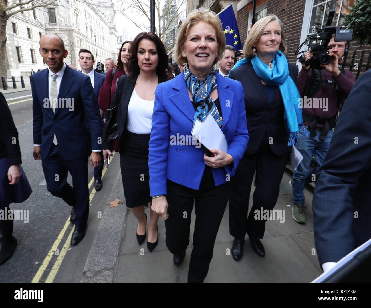 (Da sinistra a destra) ex parlamentari laburisti Chuka Umunna, Gavin Shuker e Luciana Berger, e conservatore MPs Heidi Allen, Anna Soubry e Sarah Wollaston, arriva per una conferenza stampa presso un grande George Street a Londra in seguito all'annuncio che hanno rassegnato le dimissioni dal partito conservatore ed è entrato a far parte del gruppo indipendente di MPs. Foto Stock