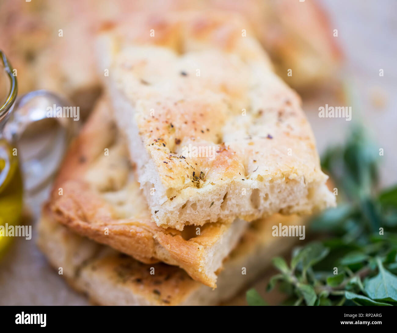 Foccacia closeup pane con olio di oliva e origano, erba di fuoco selettivo di pane appena sfornato pane italiano con ingredienti mediterranei Foto Stock