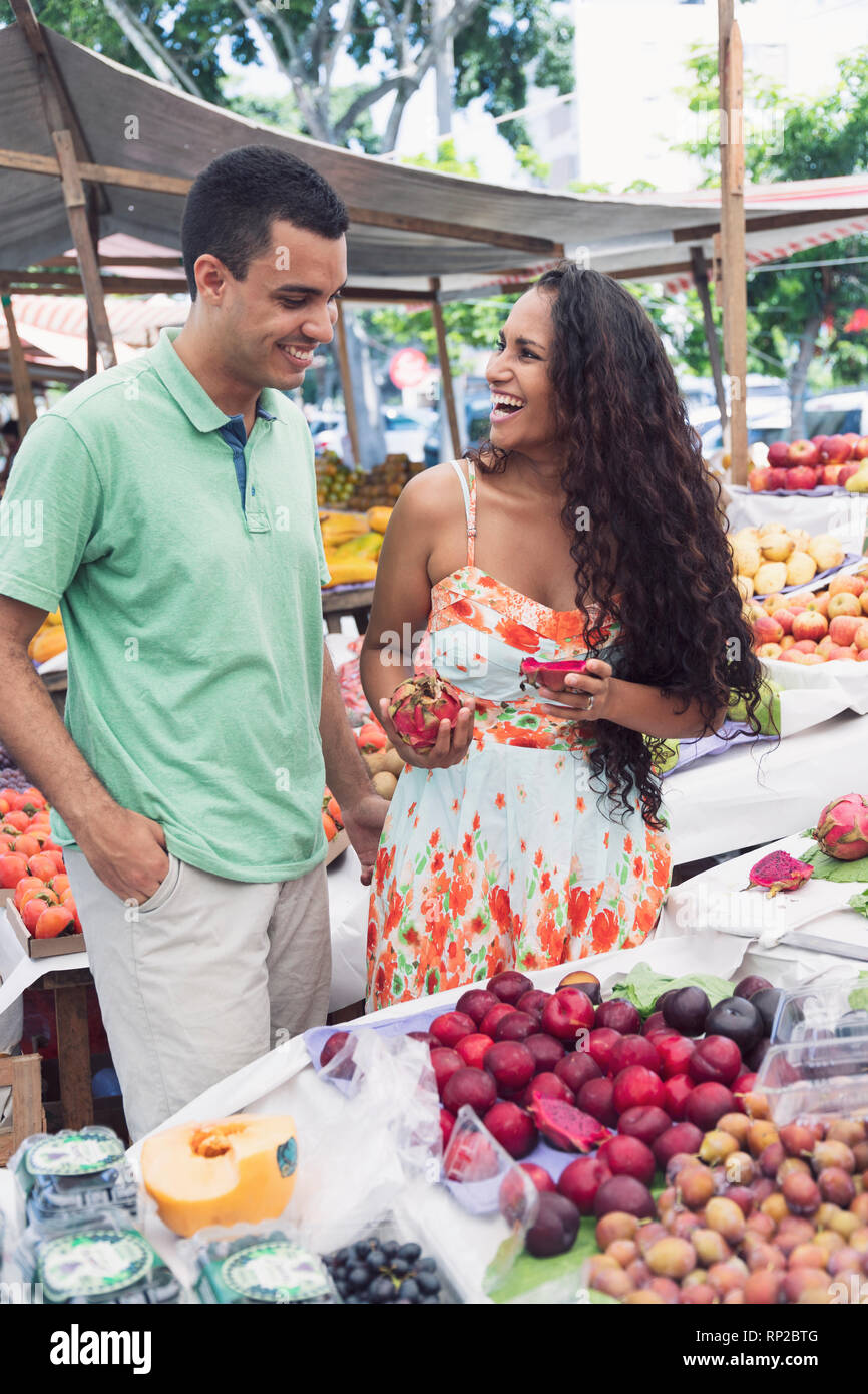 Una giovane coppia di Latino di shopping in un mercato nei tropichi Foto Stock