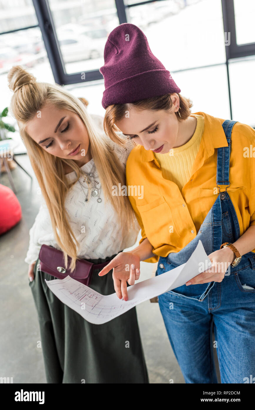 Bella femmina focalizzato gli architetti che lavorano sul progetto in ufficio loft Foto Stock