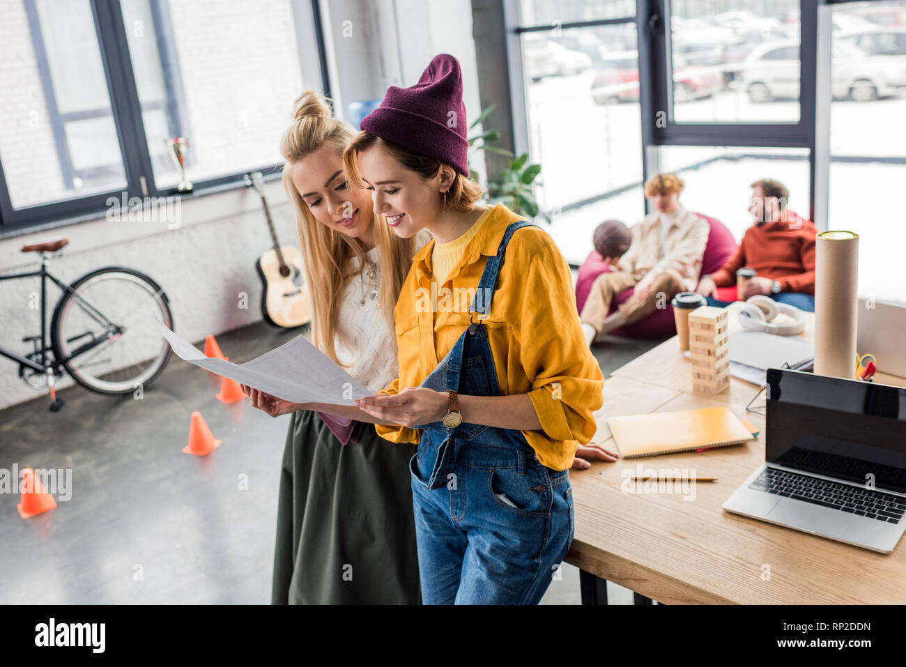 Bella donna sorridente gli architetti che lavorano sul progetto in ufficio loft Foto Stock