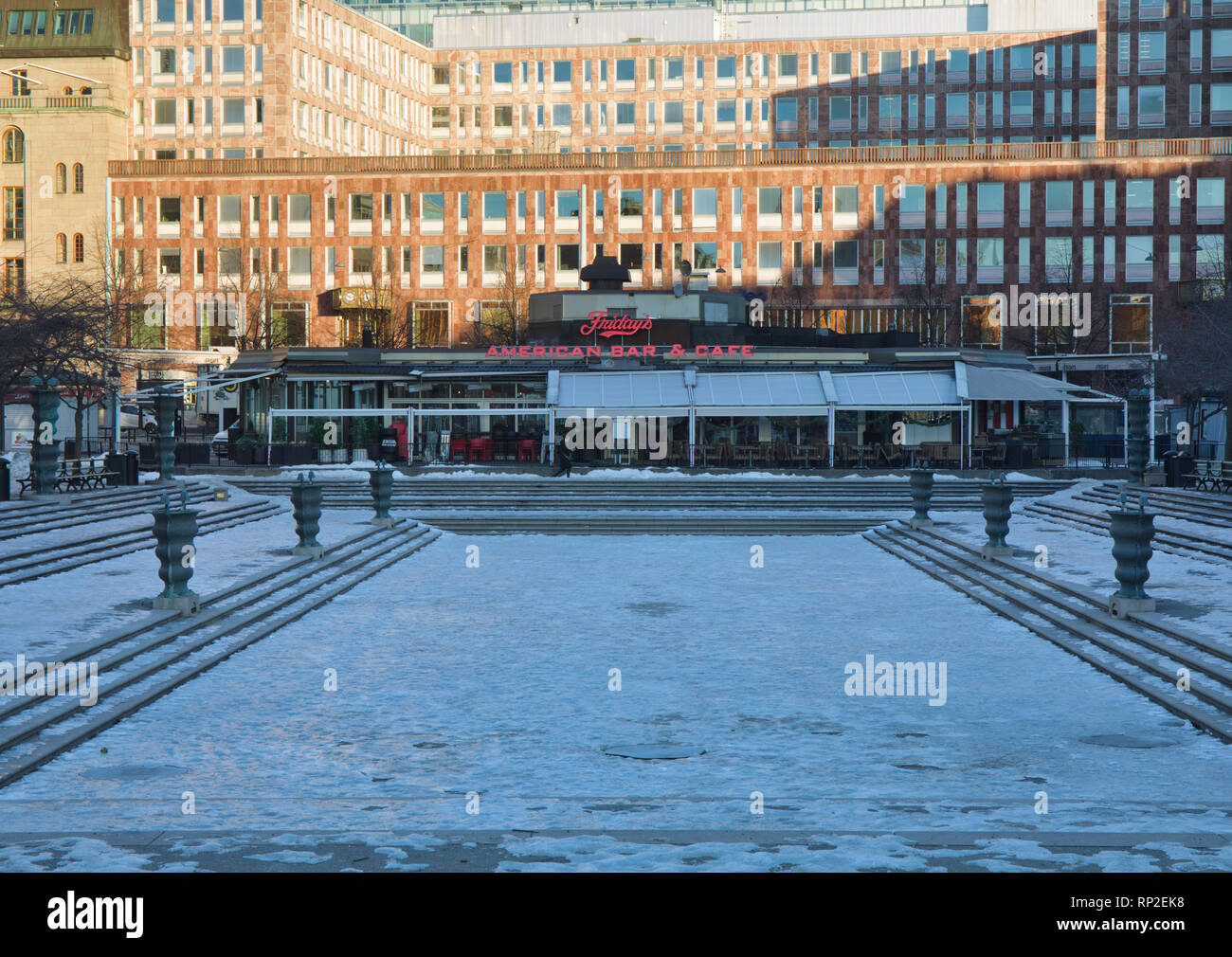 Ghiaccio piazza coperta in parte anteriore del TGI Fridays American bar e cafe, Kungstradgarden, Norrmalm, Stoccolma, Svezia e Scandinavia Foto Stock