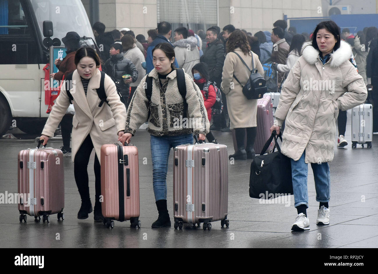 (190220) -- HANDAN, Feb 20, 2019 (Xinhua) -- i passeggeri a piedi passato una piazza di fronte alla stazione di Handan in Handan, nel nord della Cina di nella provincia di Hebei, il 20 febbraio, 2019. Della Cina di ferrovie sono attesi per affrontare la post-holiday travel il picco nei prossimi giorni quando milioni di viaggiatori tornare ai loro luoghi di lavoro o le scuole come il Festival di Primavera di celebrazione è giunto al termine. I treni potrebbero portare 11.04 milioni di passeggeri su Mercoledì, fino da 8,72 milioni di martedì, i dati ufficiali hanno mostrato. Alcuni 930 treni extra saranno messi in uso per soddisfare la domanda di viaggio. Centinaia di milioni di semiscafi Foto Stock