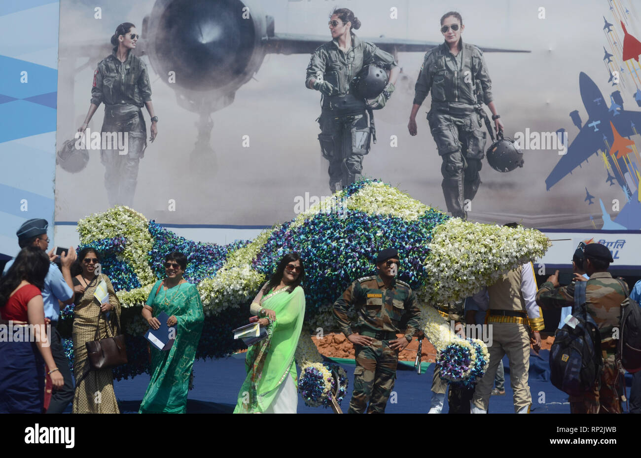 Bangalore, India. Xx Febbraio 2019. Membri della famiglia di forza aerea indiana personale comportano per le foto accanto a un omaggio floreale modello di aeromobile durante il Aero India Show 2019 Yelahanka a base di aria in Bangalore, India, il 20 febbraio, 2019. I cinque giorni di Aero India Show 2019 sono iniziate il mercoledì. Credito: Stringer/Xinhua/Alamy Live News Foto Stock