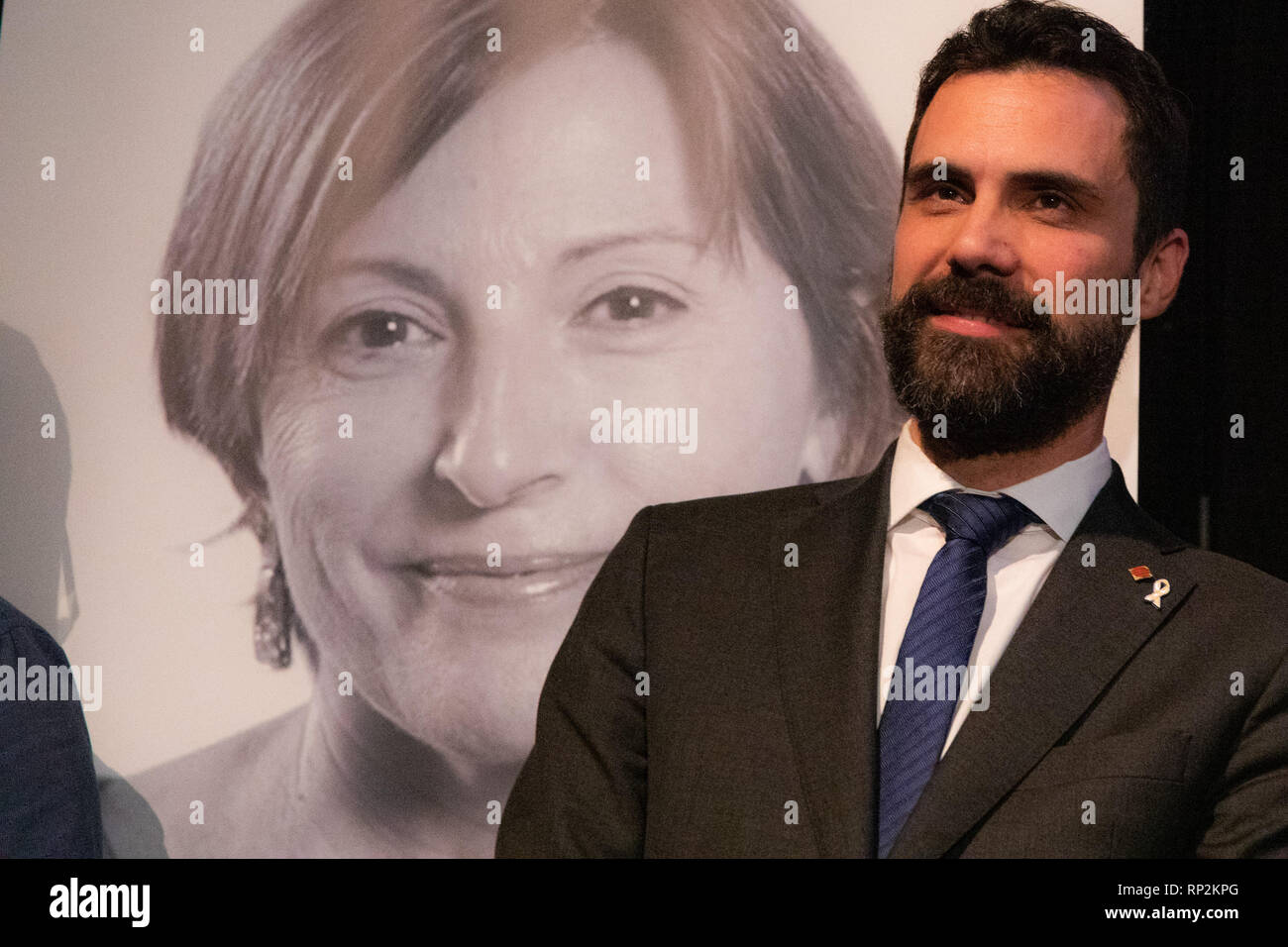Madrid, Spagna. Xx Febbraio 2019. Roger Torren, presidente del Parlament in piedi accanto al supporto per banner Carme Forcadell in Madrid. Credito: SOPA Immagini limitata/Alamy Live News Foto Stock