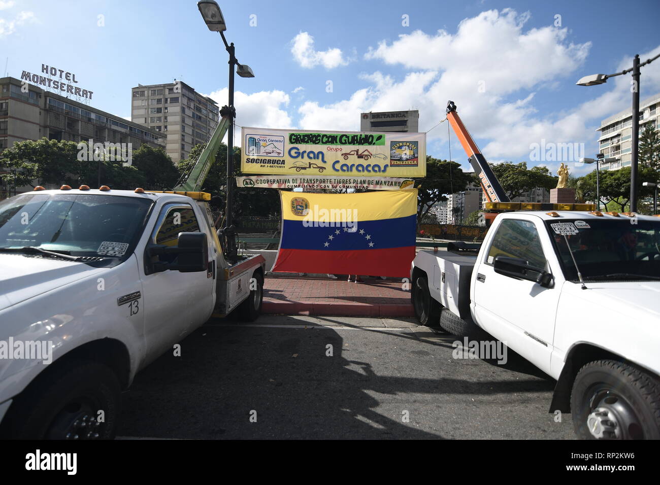 Caracas, Venezuela . Xx Febbraio 2019. Un banner a sostegno di Juan Guaidó e una bandiera visto durante la protesta. Presidente ad interim Juan Guaidó, era a una protesta dove privato e pubblico dei lavoratori del settore dei trasporti, ha deciso di sostenere lui invece di Nicolas Maduro, Caracas. Credito: SOPA Immagini limitata/Alamy Live News Foto Stock
