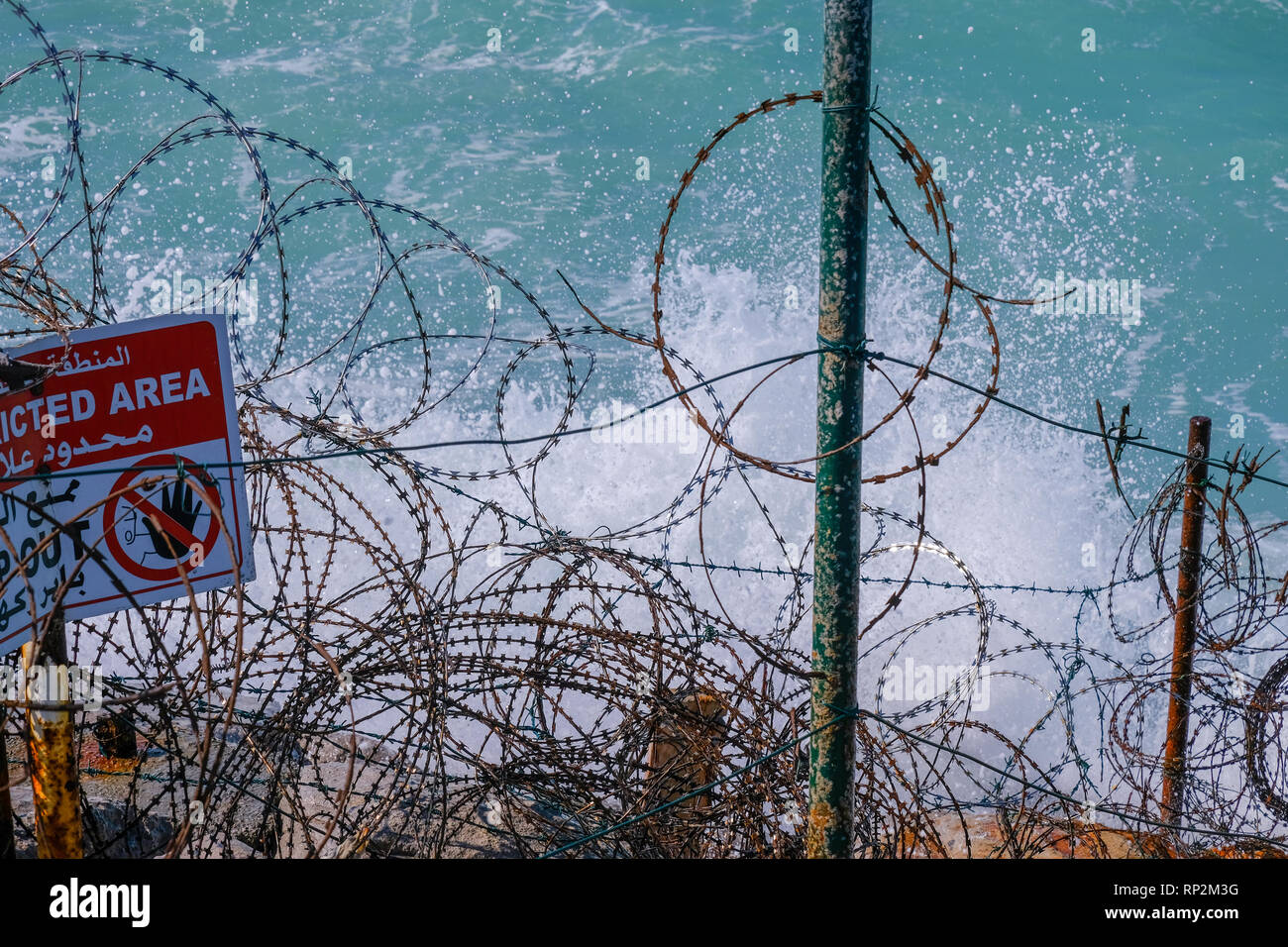 Abu Dhabi, negli Emirati Arabi Uniti. Xx Febbraio 2019. Vento forte e mare mosso a MIna. La UAE dipartimento meteo martedì ha messo in guardia dalle onde alte e ha esortato i residenti per evitare di avventurarsi fuori in mare a meno che non sia assolutamente necessario credito: Fahd Khan / Live News Alamy Foto Stock