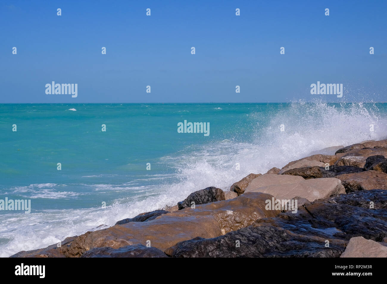 Abu Dhabi, negli Emirati Arabi Uniti. Xx Febbraio 2019. Vento forte e mare mosso a MIna. La UAE dipartimento meteo martedì ha messo in guardia dalle onde alte e ha esortato i residenti per evitare di avventurarsi fuori in mare a meno che non sia assolutamente necessario credito: Fahd Khan / Live News Alamy Foto Stock