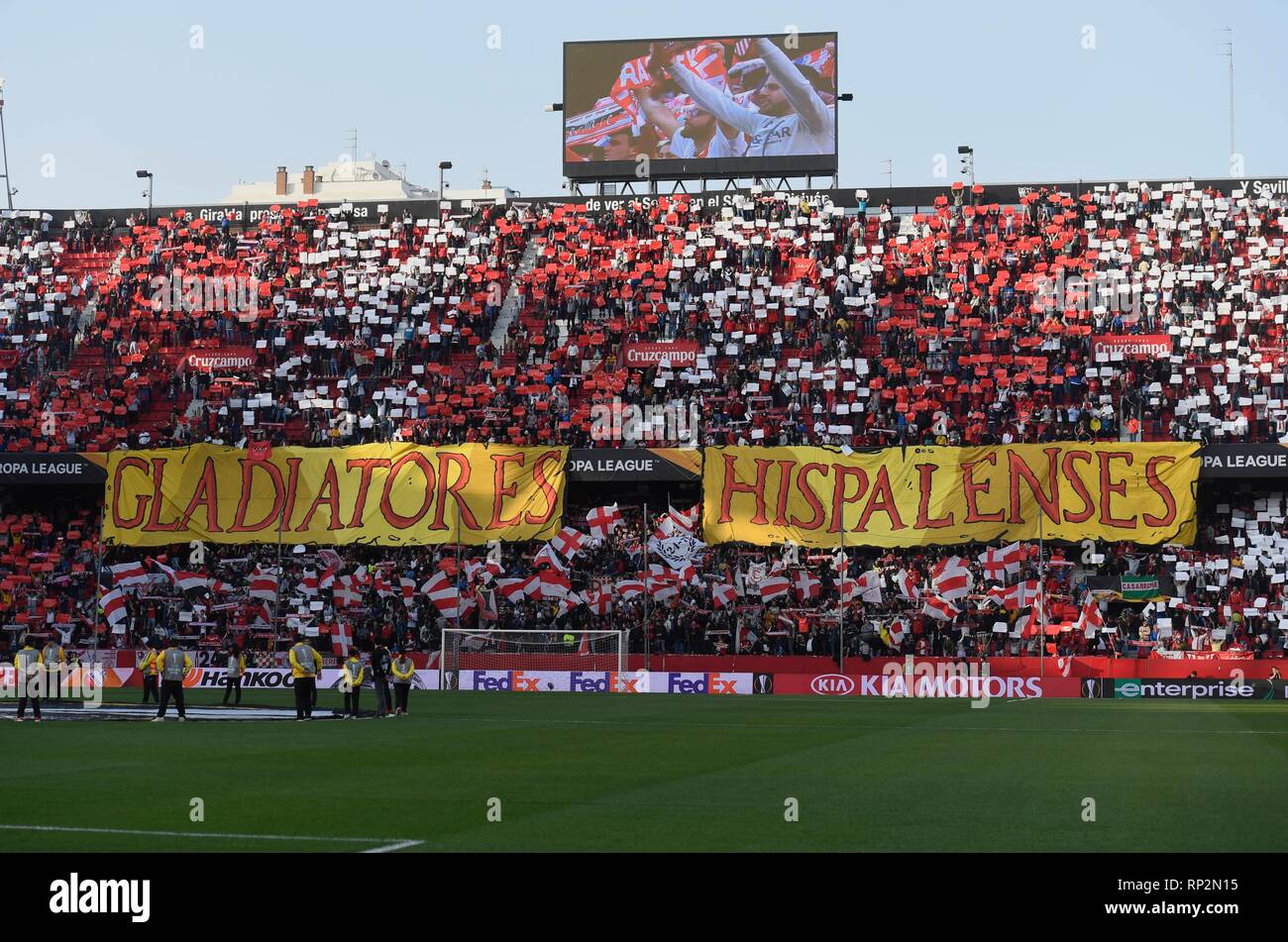 Sevilla, Spagna. Xx Febbraio 2019. aficion sevillista en partido perteneciente Europa League UEFA enfrentando al Sevilla FC v Lazio en estadio Sanchez Pizjuan en Sevilla xx febrero 2019 foto Cristobal Duenas Cordon Premere Credito: CORDON PREMERE/Alamy Live News Foto Stock