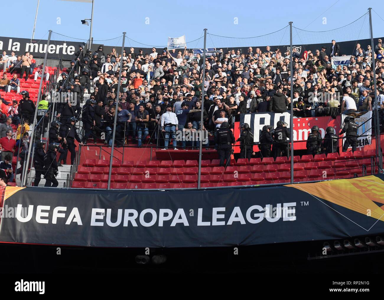 Sevilla, Spagna. Xx Febbraio 2019. aficion italiana del Lazio en partido perteneciente Europa League UEFA enfrentando al Sevilla FC v Lazio en estadio Sanchez Pizjuan en Sevilla xx febrero 2019 foto Cristobal Duenas Cordon Premere Credito: CORDON PREMERE/Alamy Live News Foto Stock