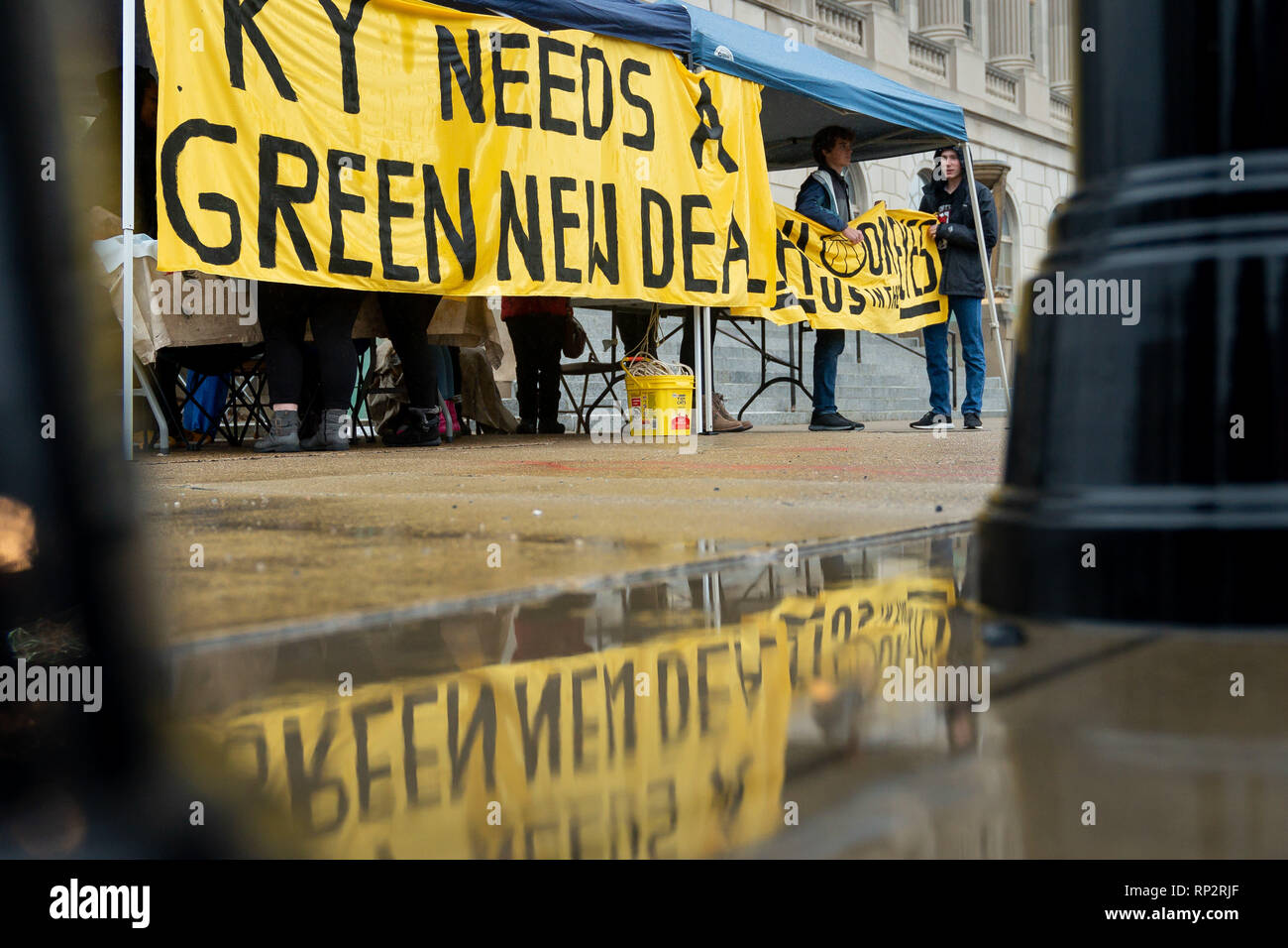 Louisville, Kentucky, Stati Uniti d'America. Xx Febbraio 2019. Un piccolo gruppo che rappresenta il movimento di Sunrise si riuniscono per protestare e rally per il New Deal Verde di fronte a noi il senatore Mitch McConnell dell'Ufficio a Louisville Credito: Bryan Woolston/ZUMA filo/Alamy Live News Foto Stock