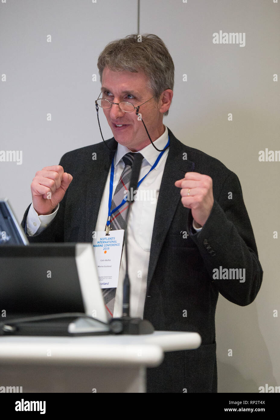 Glasgow, Regno Unito. Il 20 febbraio 2019. Il professor Colin Moffat capo consulente scientifico Marine al Governo scozzese affronta il Primo Ministro dopo il suo discorso di apertura in corrispondenza della Scozia International Marine Conference in Glasgow. Credito: Colin Fisher/Alamy Live News Foto Stock