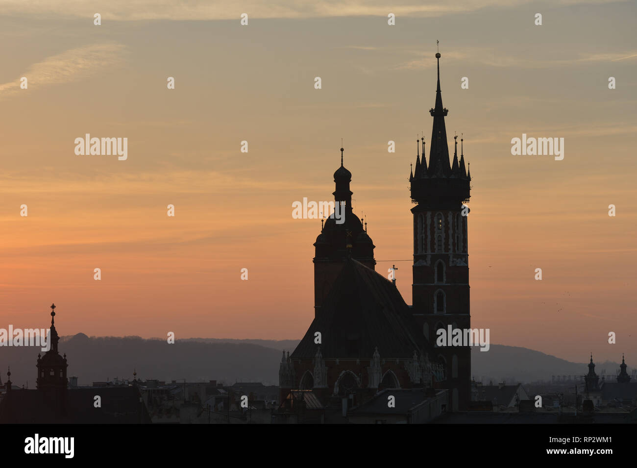 Un tramonto su Cracovia della Basilica Mariacki durante un allarme smog. L'inquinamento nella città di Cracovia superavano di gran lunga il permesso le norme UE. Foto Stock