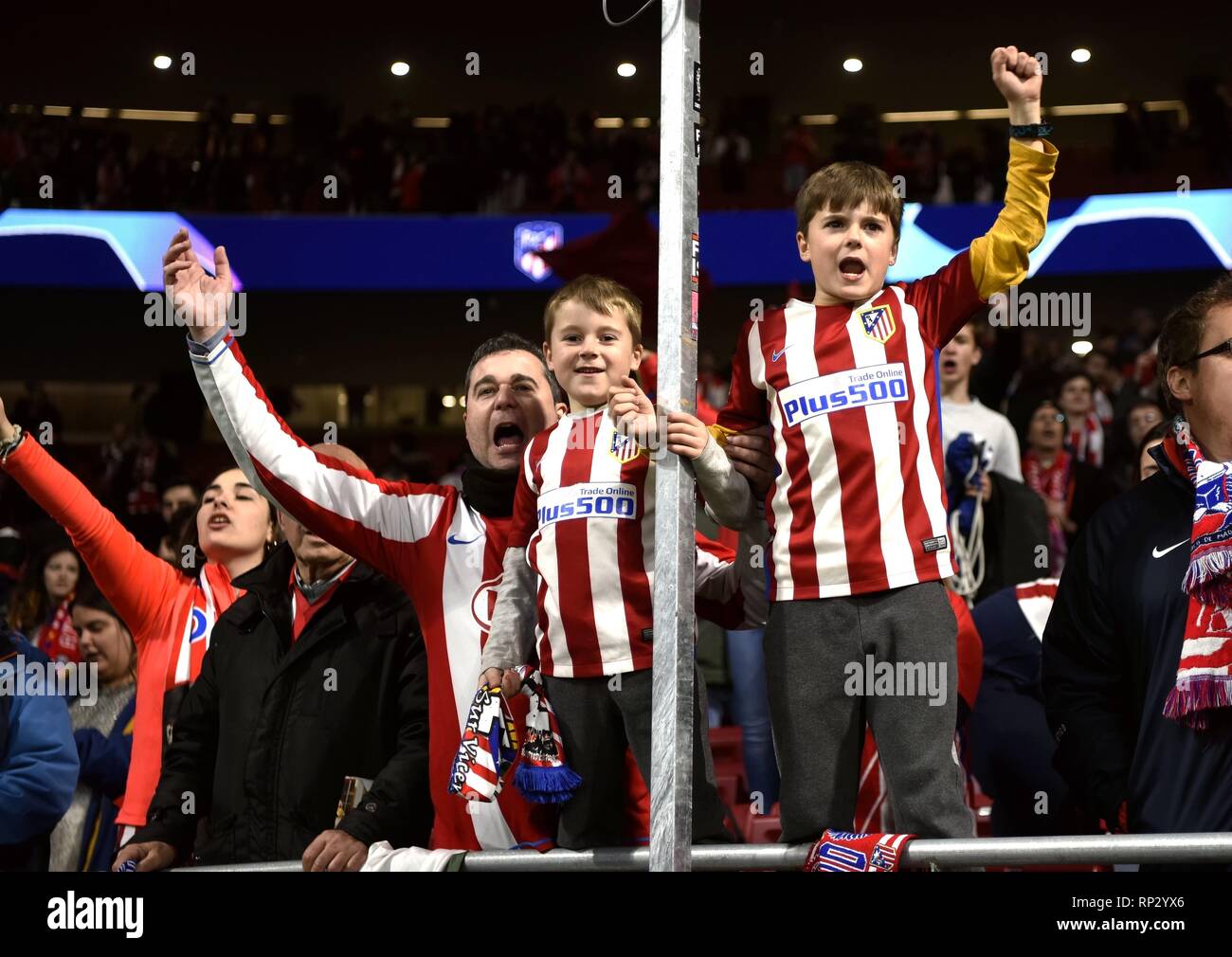 Madrid, Spagna. Xx Febbraio 2019. Gli appassionati di Atletico de Madrid celebra la vittoria dopo la UEFA Champions League match tra il team spagnolo Atletico de Madrid e il team italiano Juventus in Spagna a Madrid, il 20 febbraio, 2019. Atlético de Madrid ha vinto 2-0. Credito: Guo Qiuda/Xinhua/Alamy Live News Foto Stock
