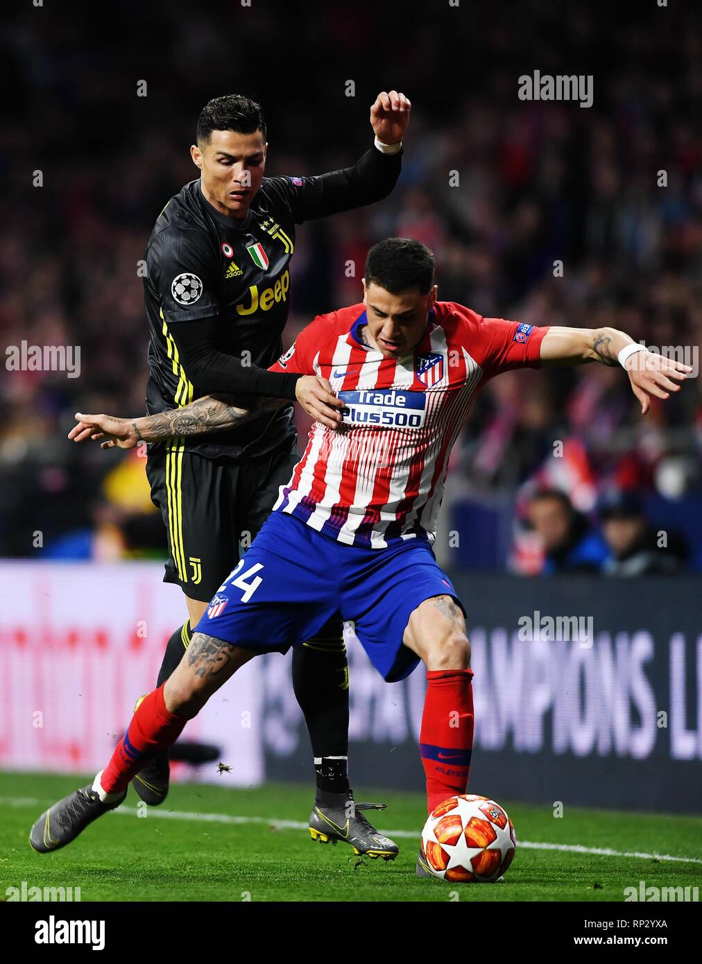 Madrid, Spagna. Xx Febbraio 2019. La Juventus' Cristiano Ronaldo (L) vies con Atletico de Madrid di Jose Maria Gimenez durante la UEFA Champions League in Spagna a Madrid, il 20 febbraio, 2019. Atlético de Madrid ha vinto 2-0. Credito: Guo Qiuda/Xinhua/Alamy Live News Foto Stock