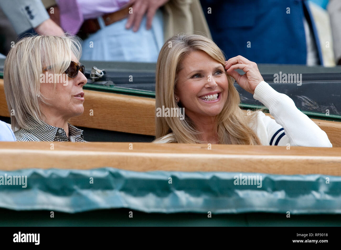 Londra, Inghilterra - Luglio 03: Martina Navratilova (C) e Christie Brinkley (R) durante il Signore sceglie il match finale tra Vera ZVONAREVA e Serena Williams il giorno dodici del Wimbledon Lawn Tennis campionati a tutti England Lawn Tennis e Croquet Club il 3 luglio 2010 a Londra, Inghilterra. (Foto di tempeste Media Group) Persone: Billie Jean King Martina Navratilova Christie Brinkley Foto Stock