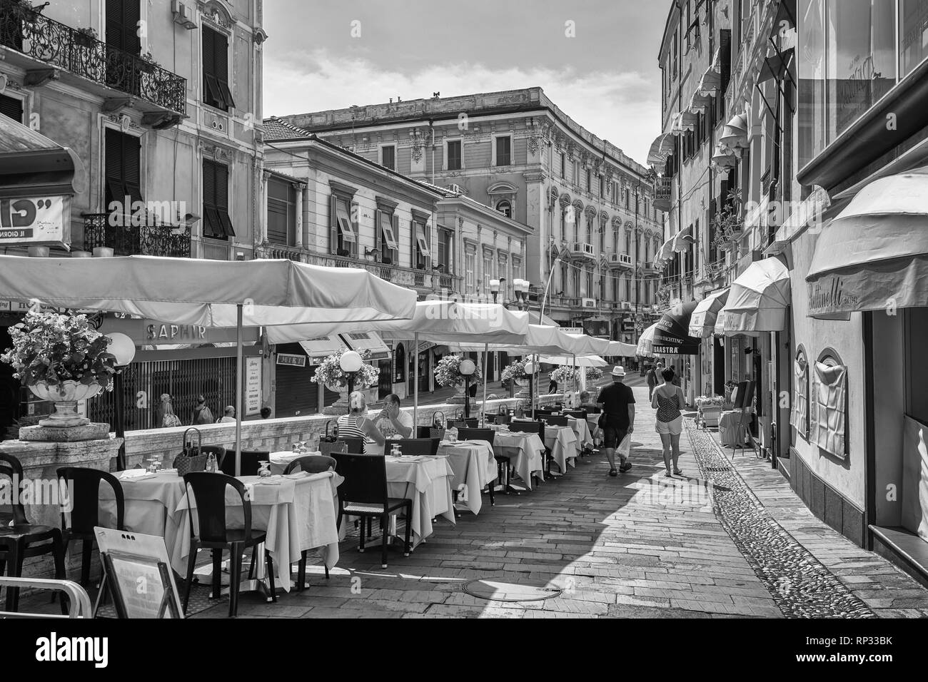 San Remo, Italia, Settembre 18, 2018: foto in bianco e nero della terrazza esterna di un ristorante in via Fransesco Corradi nel centro del Foto Stock