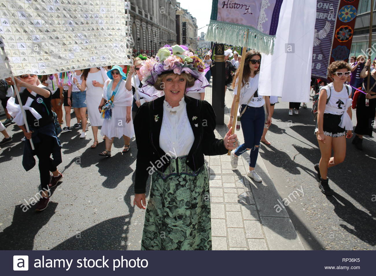 I partecipanti alla manifestazione per celebrare il centesimo anniversario del voto per le donne. Foto Stock