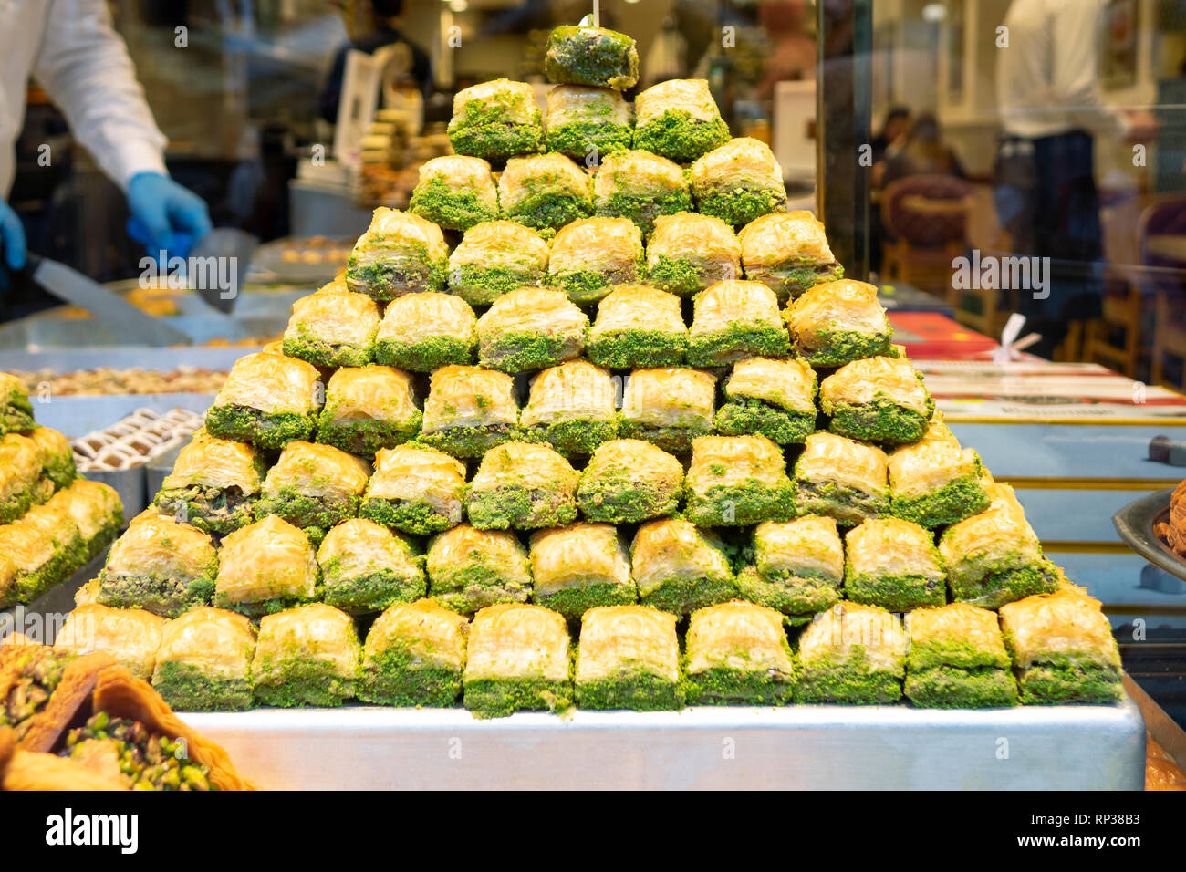 I dolci orientali in un ampio intervallo, baklava, delizie turche con mandorla, anacardi e pistacchi di Bronte su piastre Foto Stock