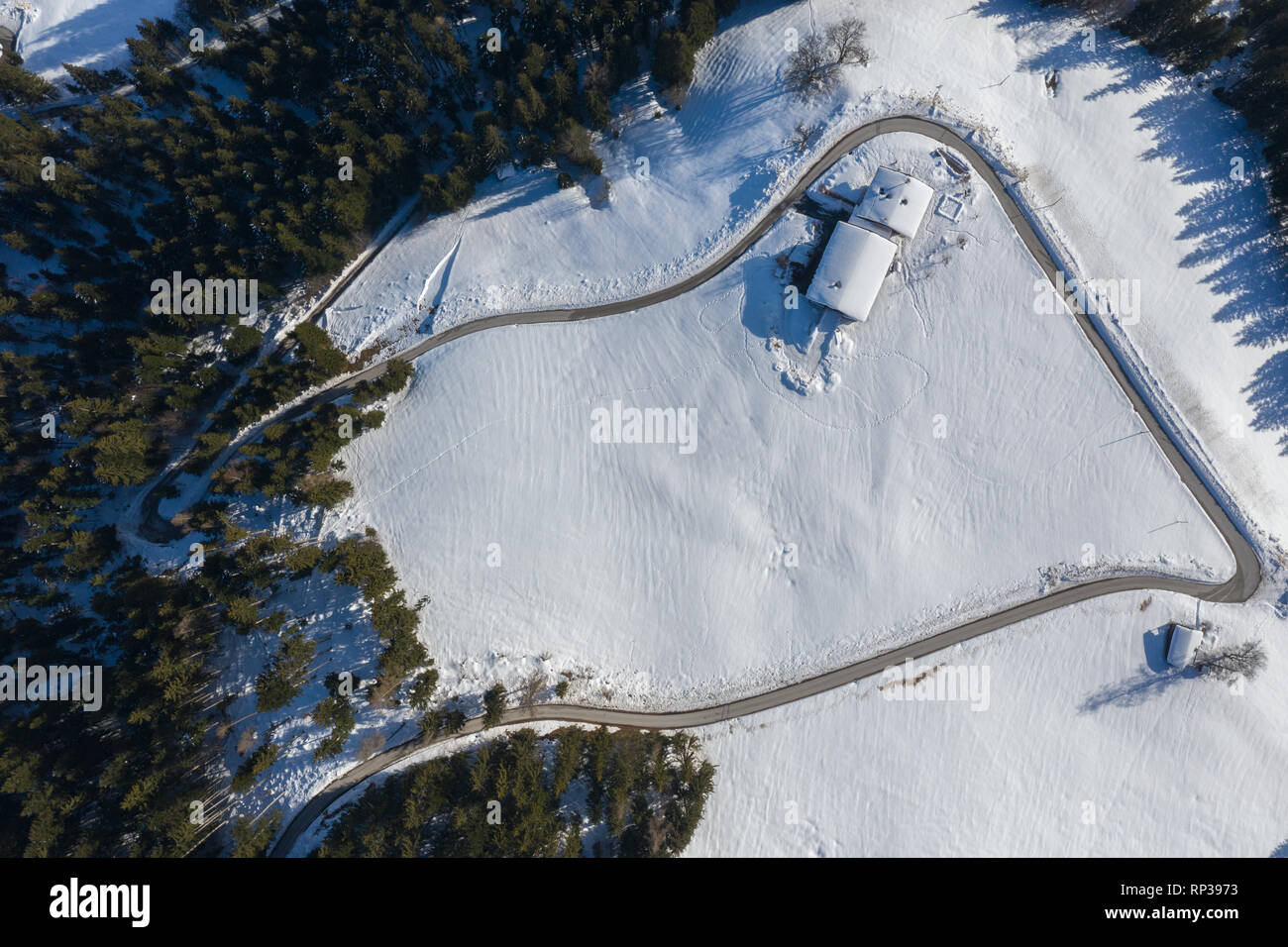 Vista aerea della coperta di neve cottages in area alpina. Alpi nel periodo invernale. Foto Stock