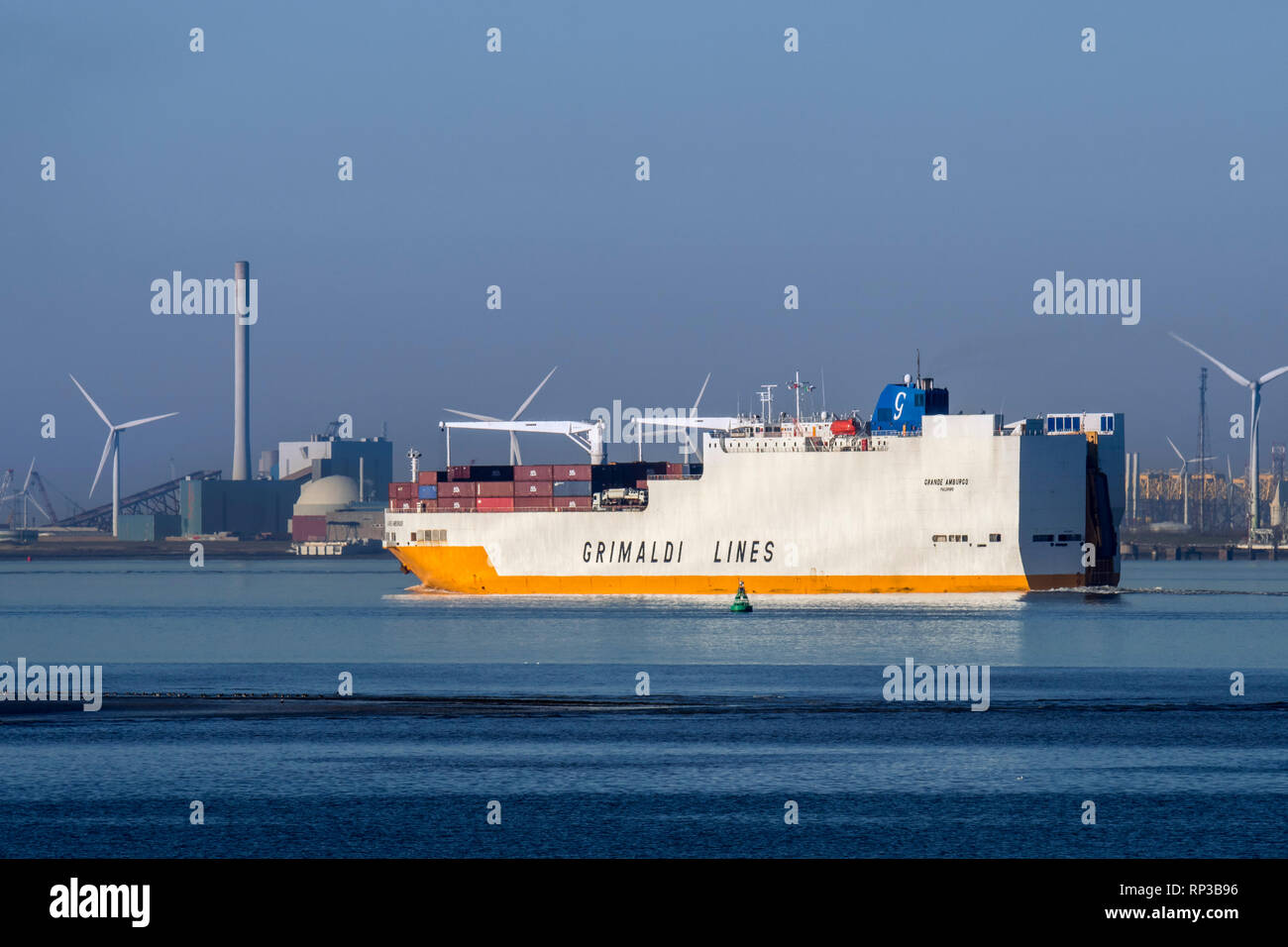Grande Amburgo, ro-ro cargo dalla società italiana linee Grimaldi vela sulla Schelda occidentale fiume di fronte a Vlissingen, Zeeland, Paesi Bassi Foto Stock