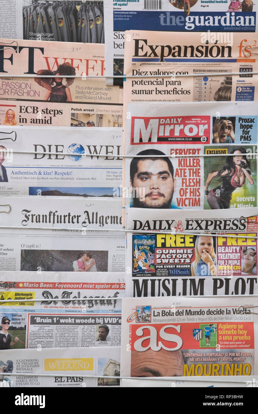 Quotidiani in lingua inglese e straniera presso un'edicola all'aperto. Foto Stock