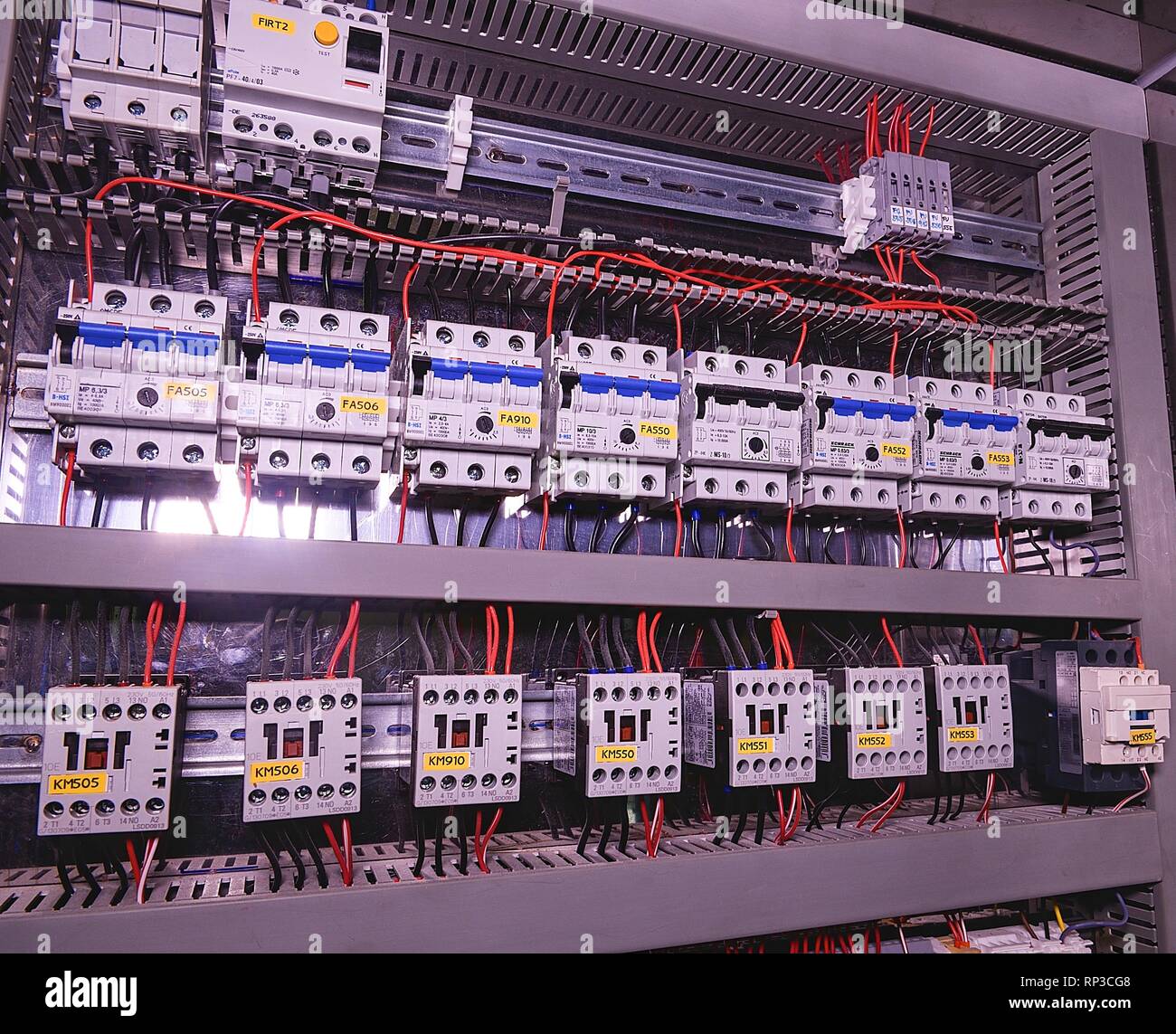 Immagine mostra di interruttori e contattori elettrici. Close-up. La moderna distribuzione caso. Armadio Contorl Foto Stock