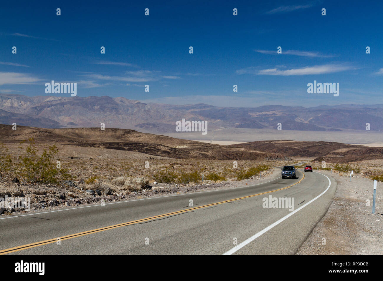 Visualizzare circa ovest sulla California State Route 190 in direzione di Panamint Springs, il Parco Nazionale della Valle della Morte, California, Stati Uniti. Foto Stock