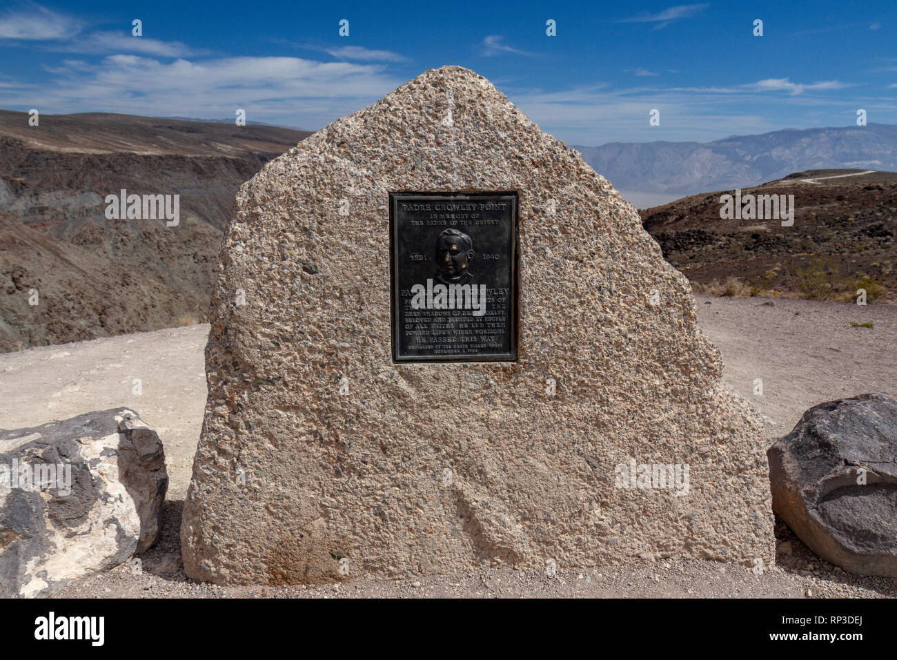 Padre Crowley si affacciano sul marcatore Canyon Arcobaleno ('Star Wars Canyon') verso la Valle della Morte, Parco Nazionale della Valle della Morte, CA, Stati Uniti d'America Foto Stock