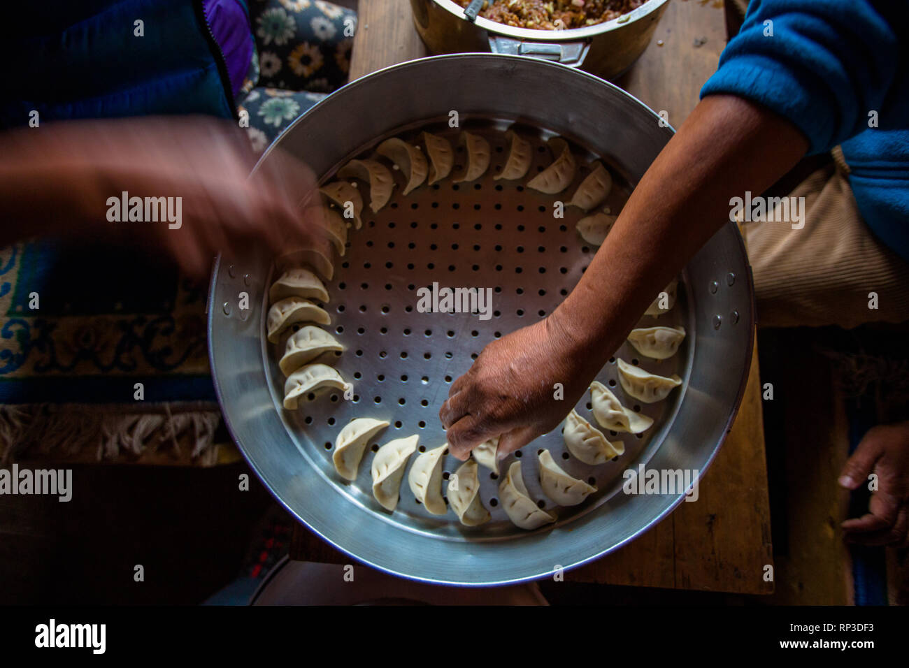 Due donne sherpa prepara samosa per pranzo in una locanda Foto Stock