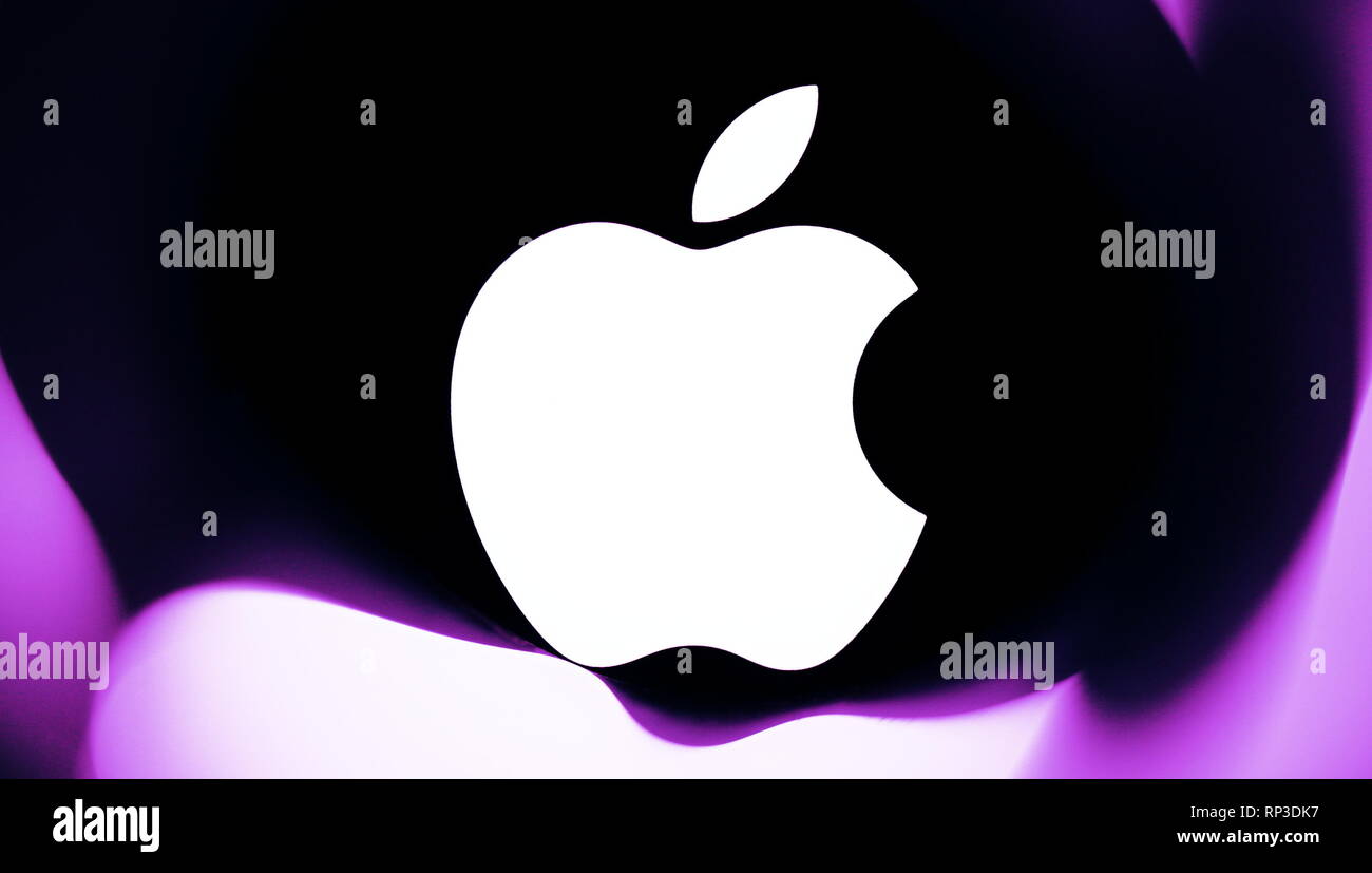 Benvenuti in Repubblica ceca - MARZO 16, 2015:Dettaglio del logo Apple sul Mac Book Air riflettendo in foglio trasparente. Editoriale illustrativa. Solo uso editoriale. Foto Stock