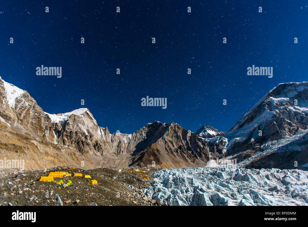 Il monte Everest sotto la trasmissione via IR di stelle. Foto Stock