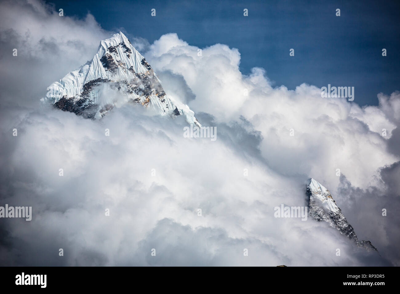 Una montagna in Himalaya sommerso in cloud. Foto Stock