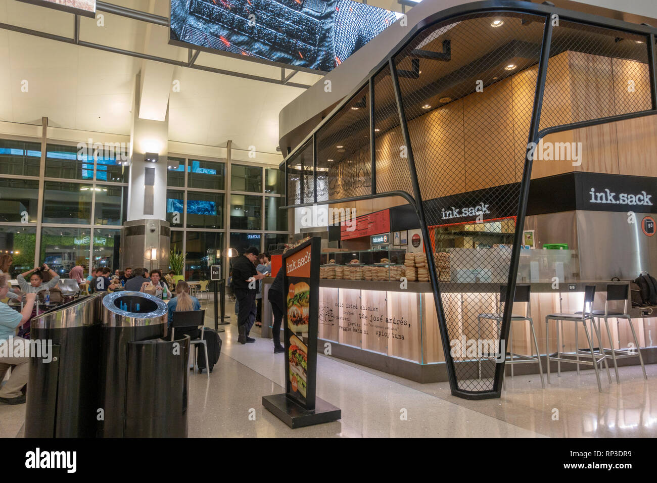 Un inchiostro.sacco presa a sandwich in Aeroporto Internazionale di Los Angeles (LAX), California, Stati Uniti. Foto Stock