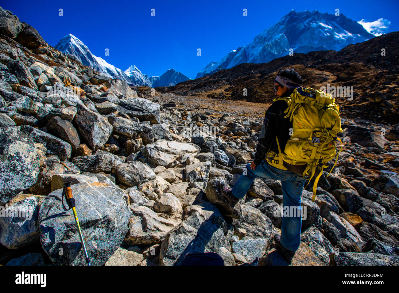 Un sherpa esplorare incredibili paesaggi di montagna. Foto Stock