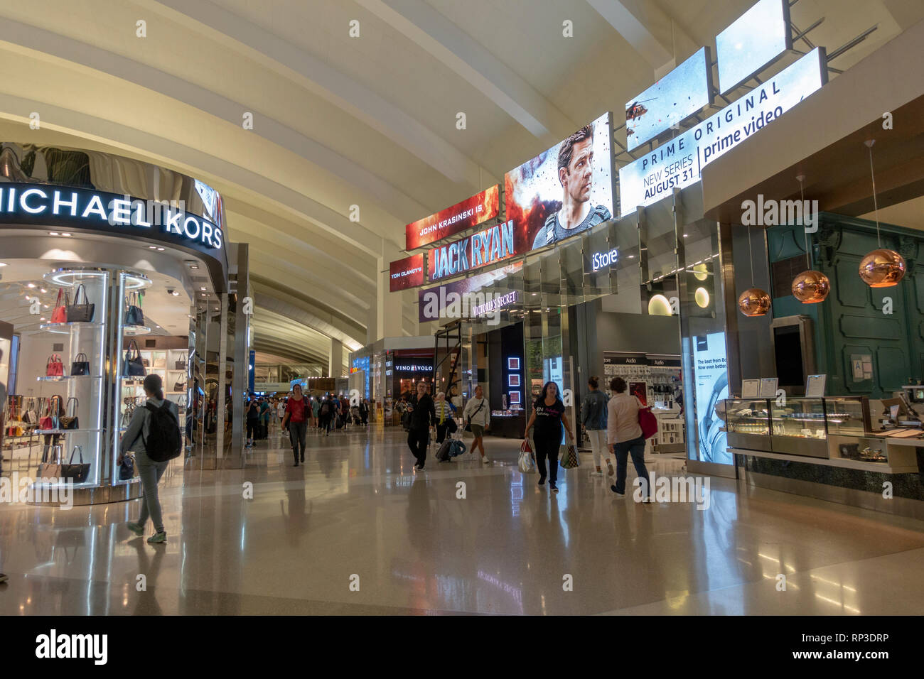 Vista generale dei punti vendita al dettaglio in Aeroporto Internazionale di Los Angeles (LAX), California, Stati Uniti. Foto Stock