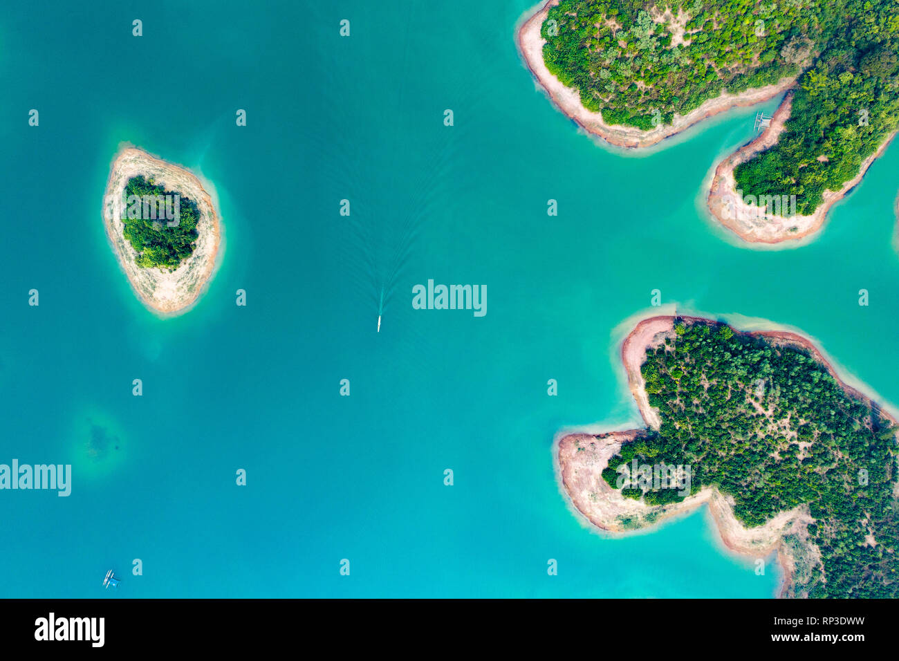 (Vista da sopra) stupefacente veduta aerea di un bel gruppo di isola in Nam Ngum serbatoio in Thalat situato nel nord del Laos. Foto Stock