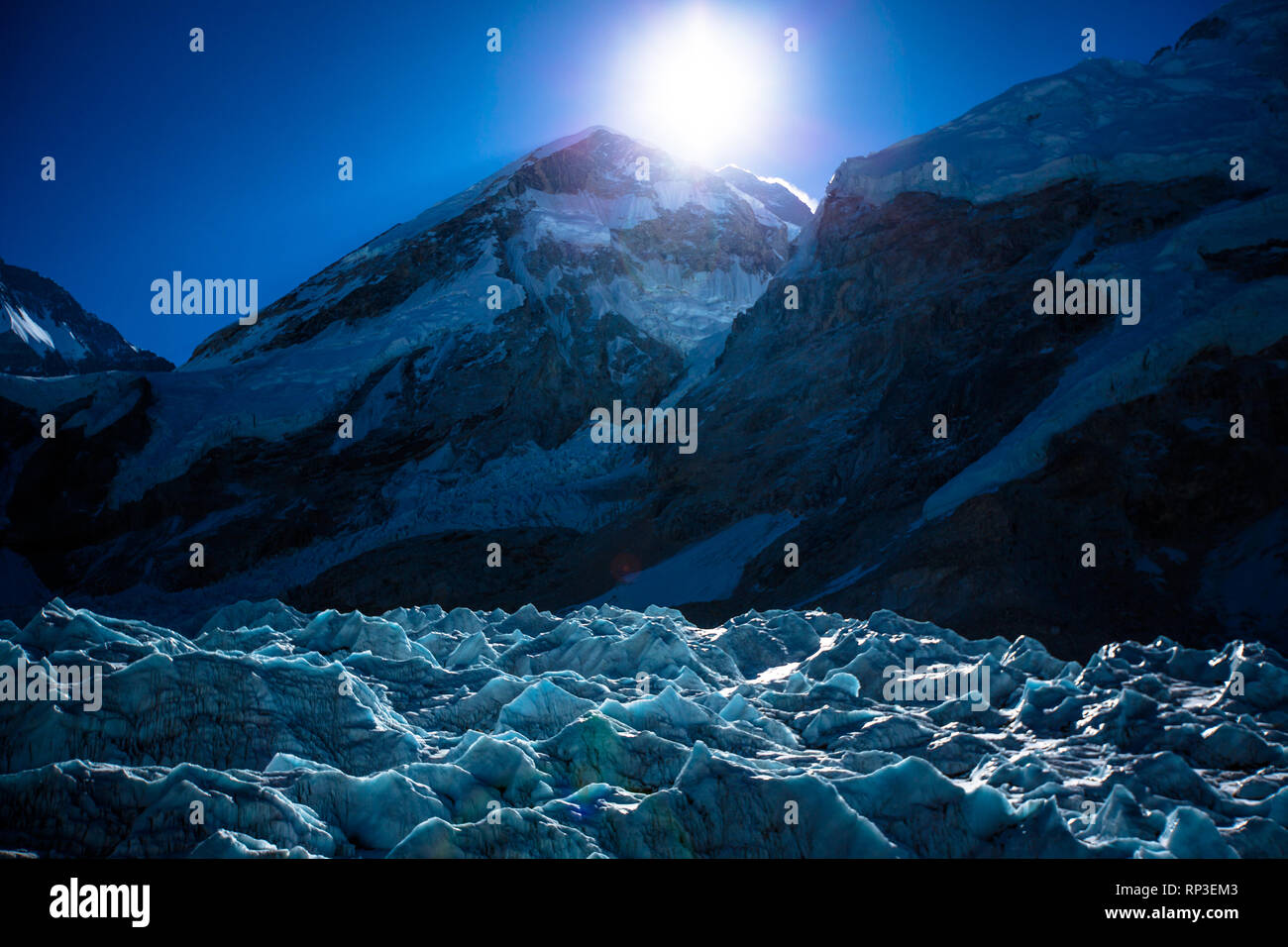 Il misterioso Everest in ombra. Foto Stock