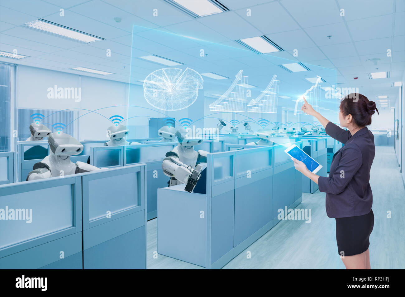 Imprenditrice e robot team ologramma apprendimento crescita aziendale grafico, la tecnologia del futuro concetto Foto Stock