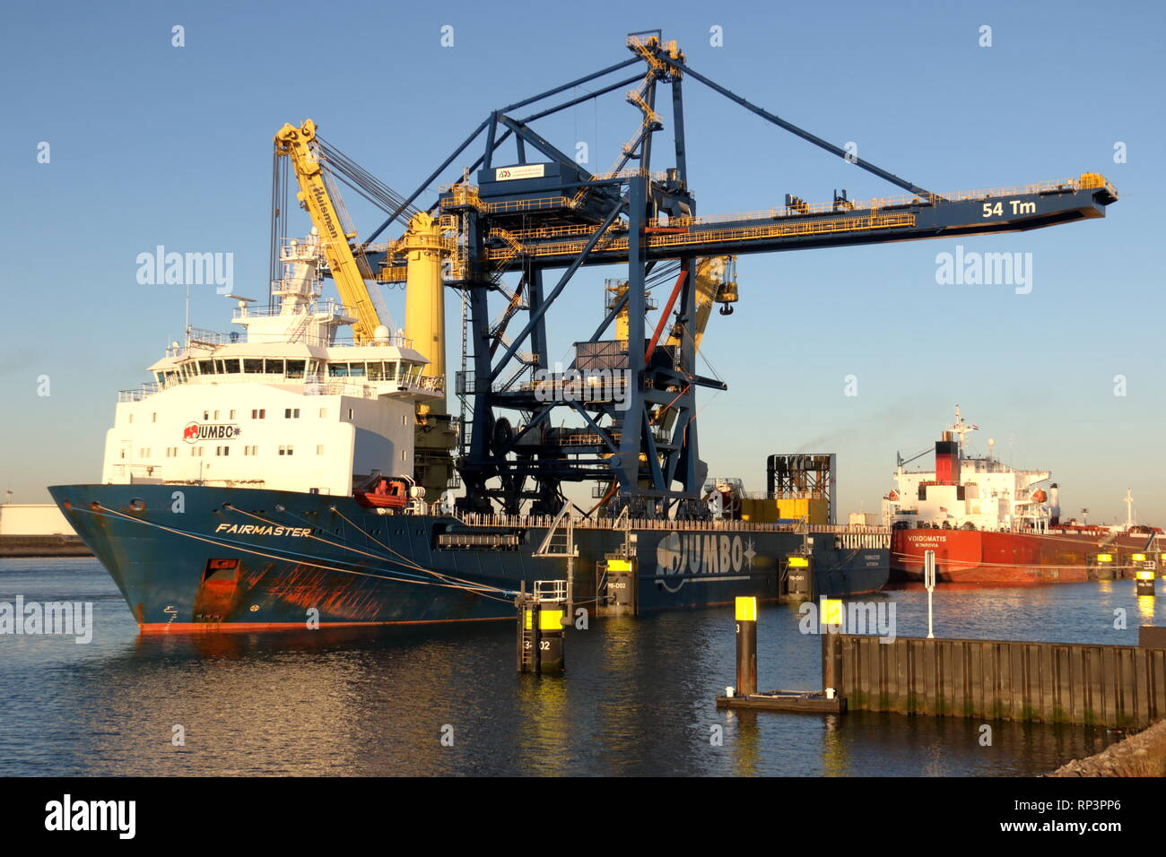 Il carico pesante nave Fairmaster è caricato con un ponte di carico il 15 febbraio 2019 nel porto di Rotterdam Foto Stock