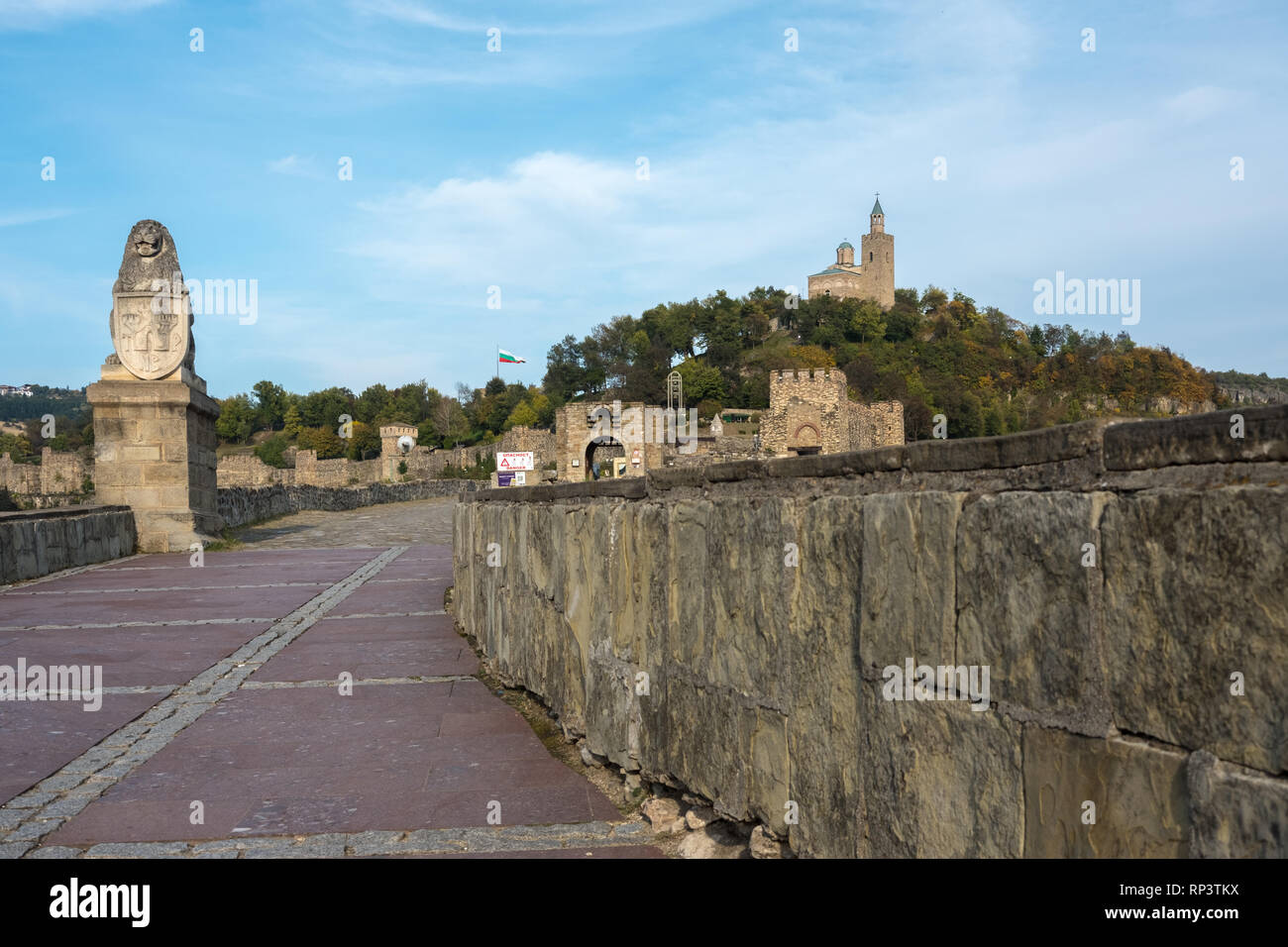 Guardando verso l'Ascensione di Cristo Chiesa patriarcale entro le spesse pareti in pietra della Fortezza di Tsarevets a Veliko Tarnovo, Bulgaria. Foto Stock
