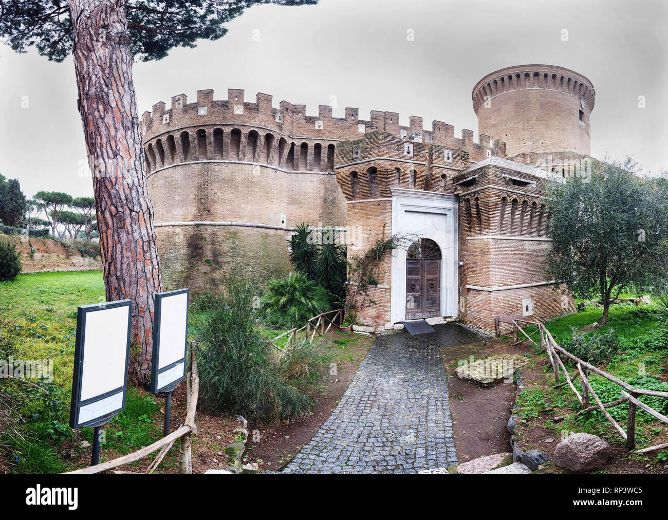 La bellissima Giulio II s castello di Ostia Antica su un nuvoloso giorno di inverno - Roma, Italia Foto Stock