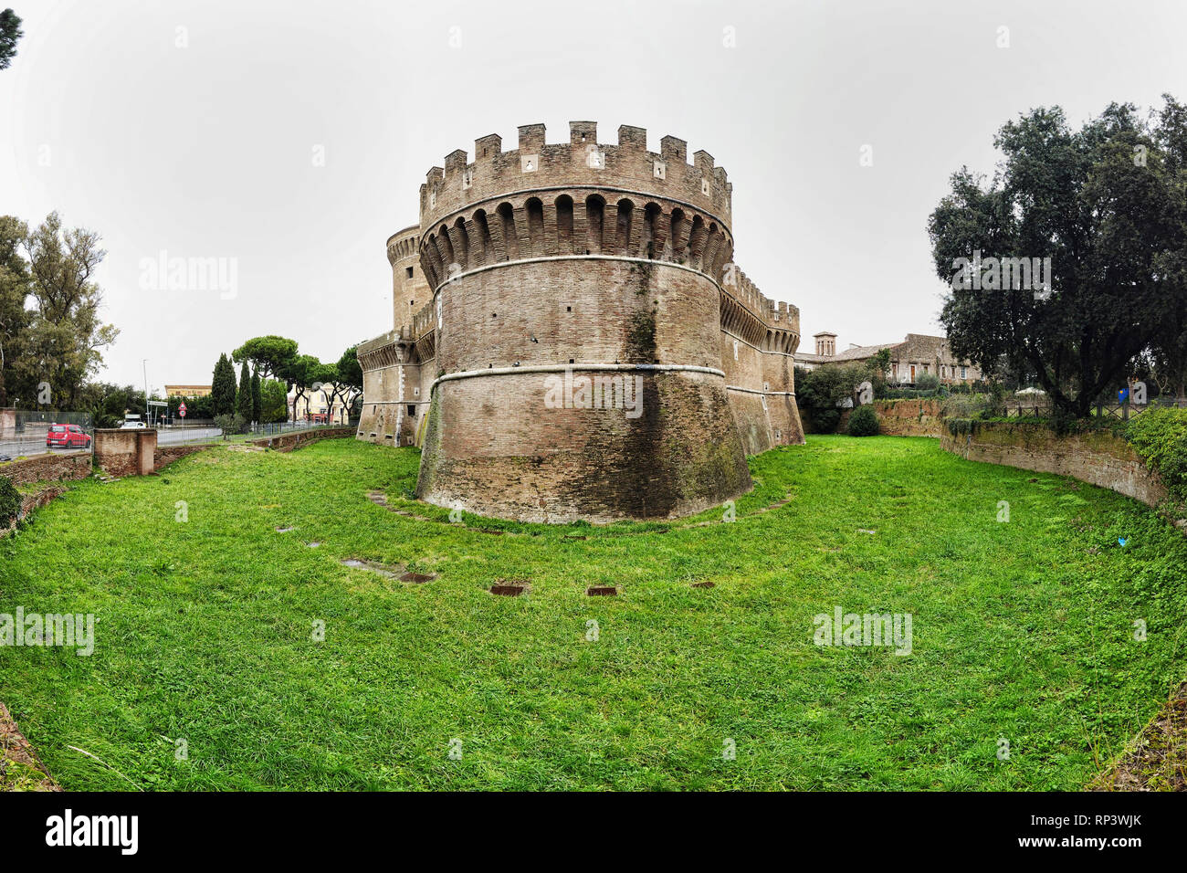 La bellissima Giulio II s castello nel borgo medievale di Ostia Antica su un nuvoloso giorno di inverno Foto Stock