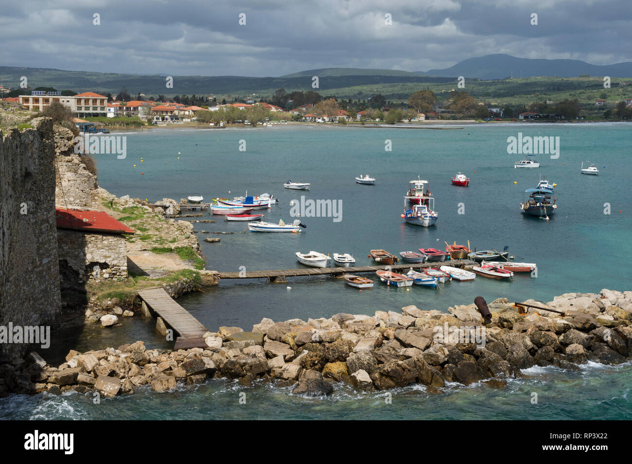 Piccola barca porto Molo e al di fuori di Methoni Castello, Methoni, Grecia Foto Stock