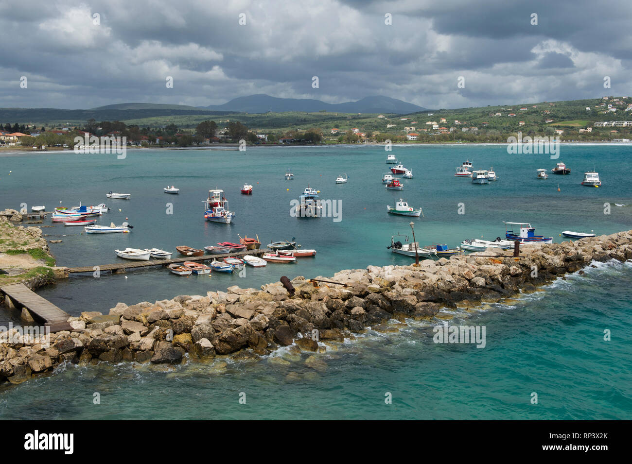 Piccola barca porto Molo e al di fuori di Methoni Castello, Methoni, Grecia Foto Stock