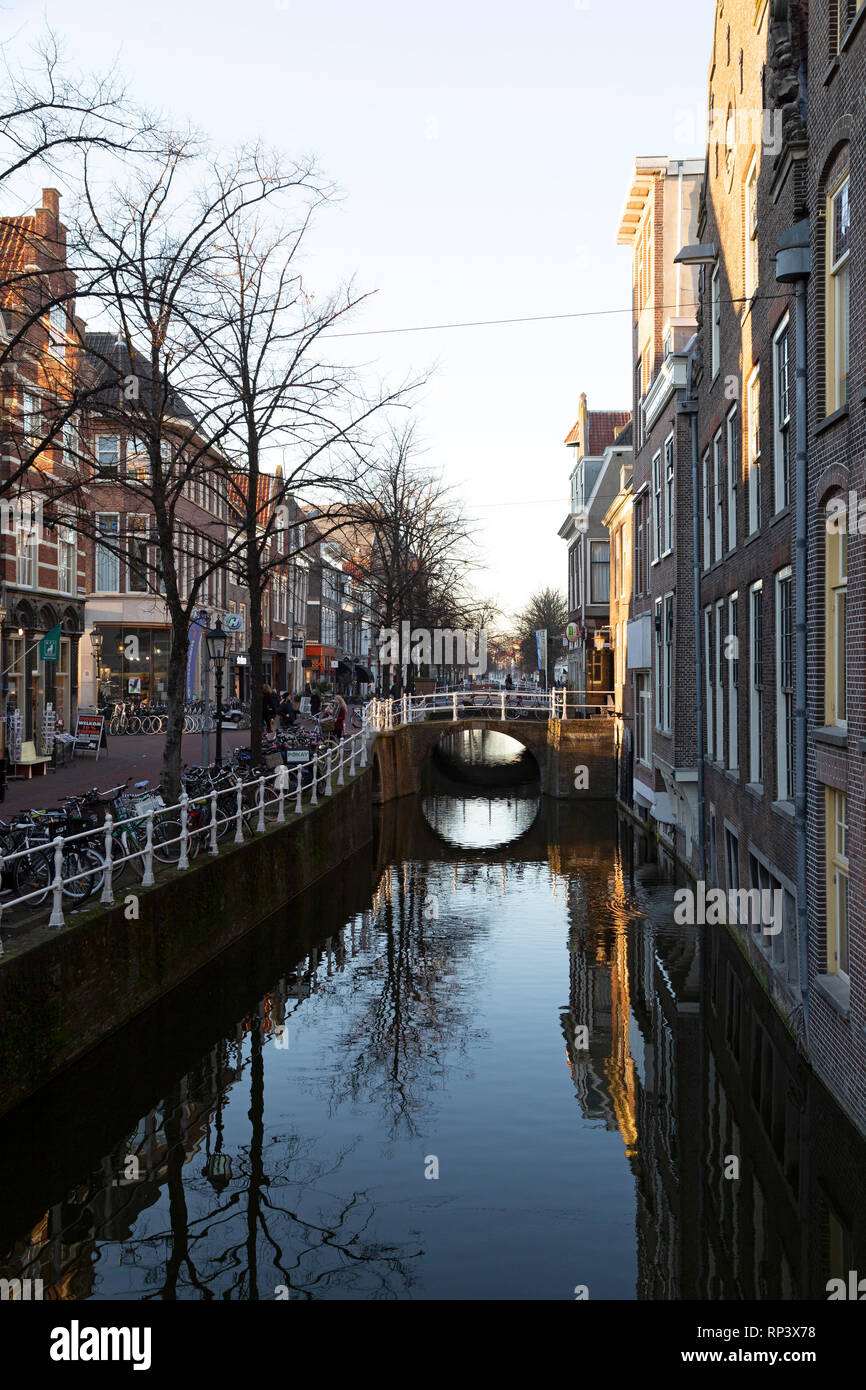 La torre pendente della Oude Kerk, noto come Oude Jan o Scheve Jan, riflette in Oude Delft canal a Delft, Paesi Bassi. Foto Stock