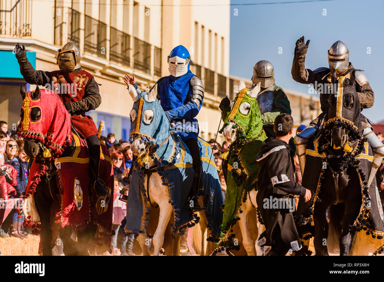 Valencia, Spagna - 27 Gennaio 2019: Un attori vestiti come cavalieri medievali in armatura a cavallo durante una esposizione ad un festival dei bambini. Foto Stock