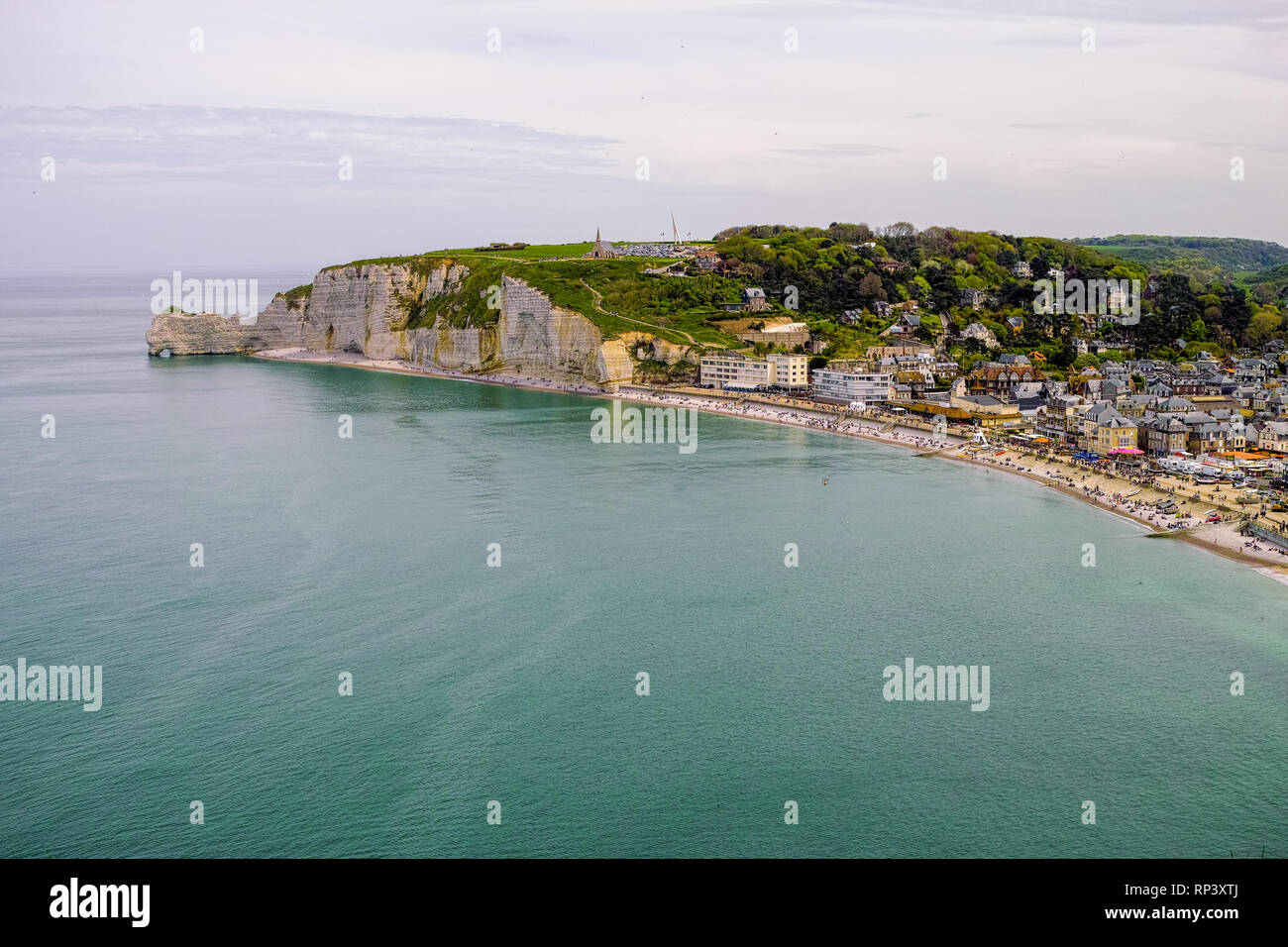 Paesaggio con scenic gesso alabastrino Scogliere di Etretat e costa dell'Oceano Atlantico, viaggi e destinazioni per le vacanze in Normandia, Francia Foto Stock